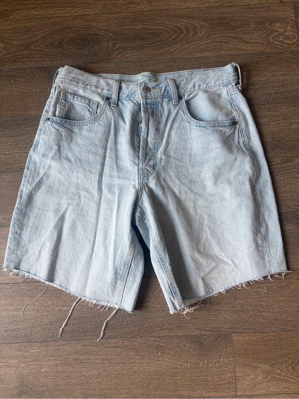 Old Navy Mid Rise Baggy Light Wash Denim Cutoff Shorts - 8